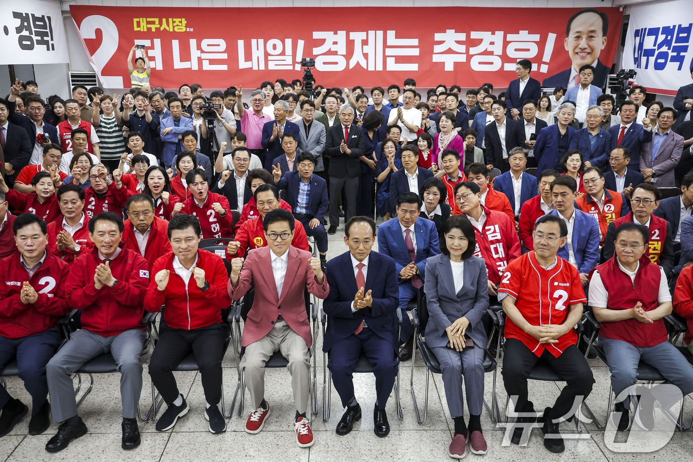 (대구=뉴스1) 신웅수 기자 = 이철우 국민의힘 경북도지사 후보가 3일 대구 수성구 국민의힘 대구광역시당에서 방송3사 출구조사를 시청하고 있다. (공동취재) 2026.6.3/뉴스1 …