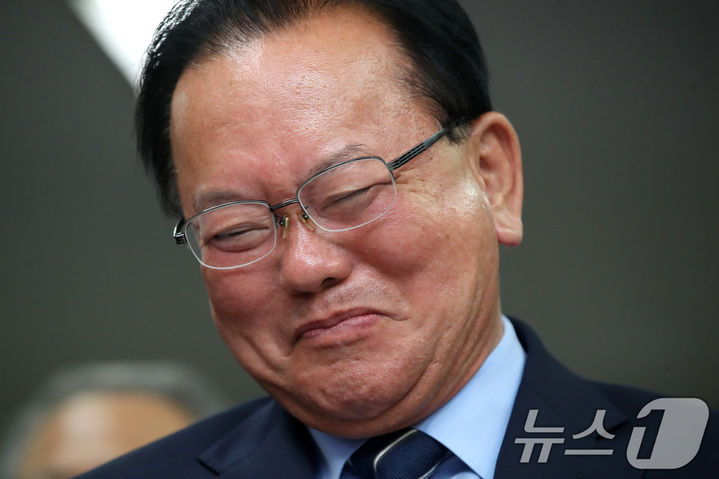 (대구=뉴스1) 공정식 기자 = 김부겸 더불어민주당 대구시장 후보가 3일 오후 대구 달서구 선거캠프에서 지지자들과 6·3 지방선거 출구조사 결과를 지켜보며 묘한 표정을 짓고 있다. …