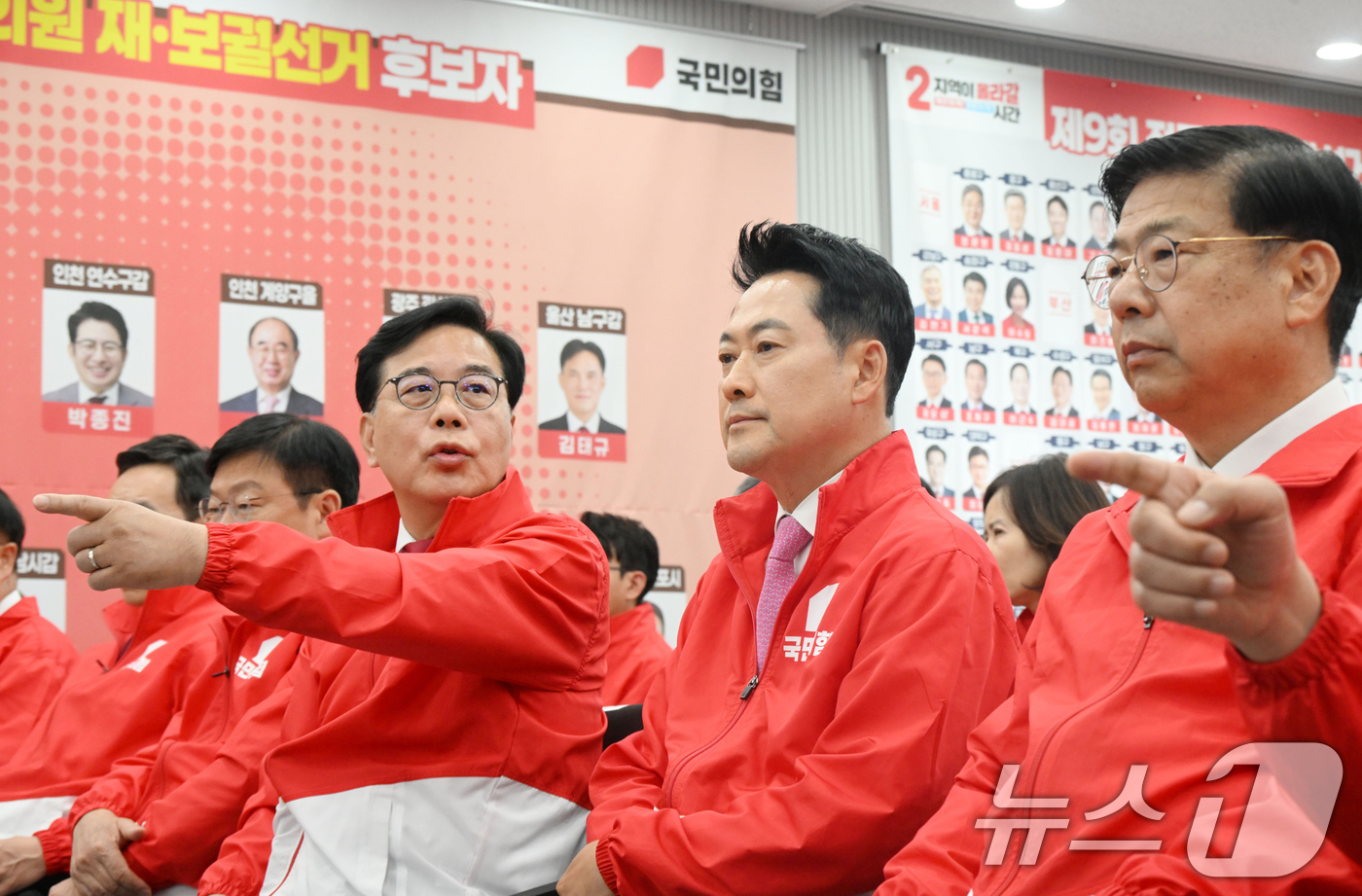(서울=뉴스1) 황기선 기자 = 장동혁 국민의힘 상임선거대책위원장과 송언석 공동선대위원장 등 당직자들이 3일 서울 여의도 당사에 마련된 개표 상황실에서 제9회 전국동시지방선거 및 …