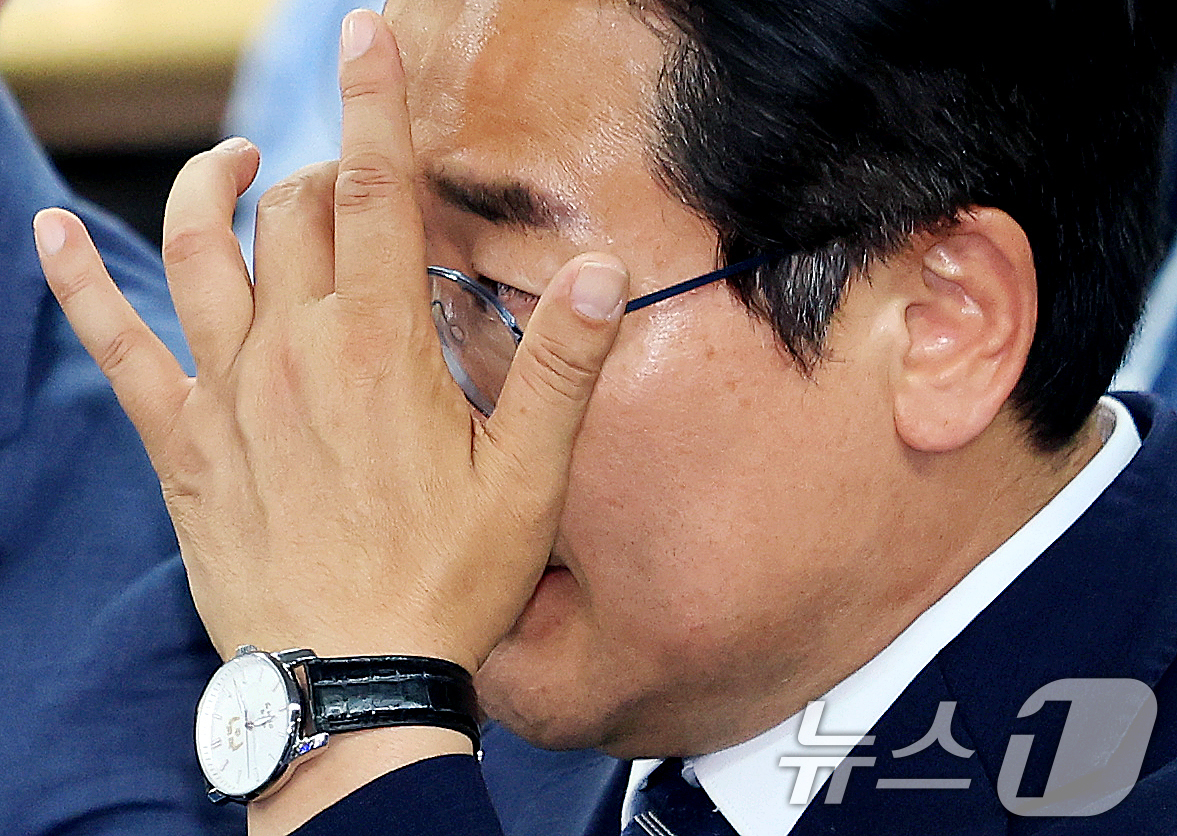 (인천=뉴스1) 이호윤 기자 = 더불어민주당 박찬대 인천시장 후보가 3일 인천 미추홀구 선거사무소에서 출구조사 결과 발표를 지켜보고 있다. 2026.6.3/뉴스1