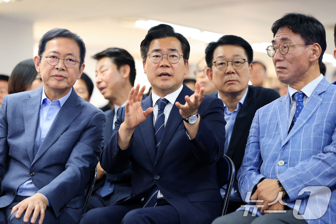(인천=뉴스1) 이호윤 기자 = 더불어민주당 박찬대 인천시장 후보(앞줄 가운데)가 3일 인천 미추홀구 선거사무소에서 출구조사 결과 발표를 지켜보고 있다.박남춘(왼쪽부터) 총괄선대위 …