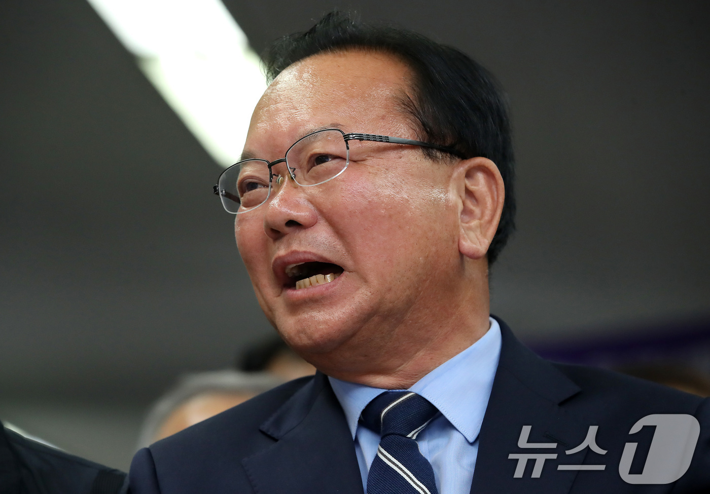 (대구=뉴스1) 공정식 기자 = 김부겸 더불어민주당 대구시장 후보가 3일 오후 대구 달서구 선거캠프에서 지지자들과 6·3 지방선거 출구조사 결과를 지켜보며 환호하고 있다. 2026 …