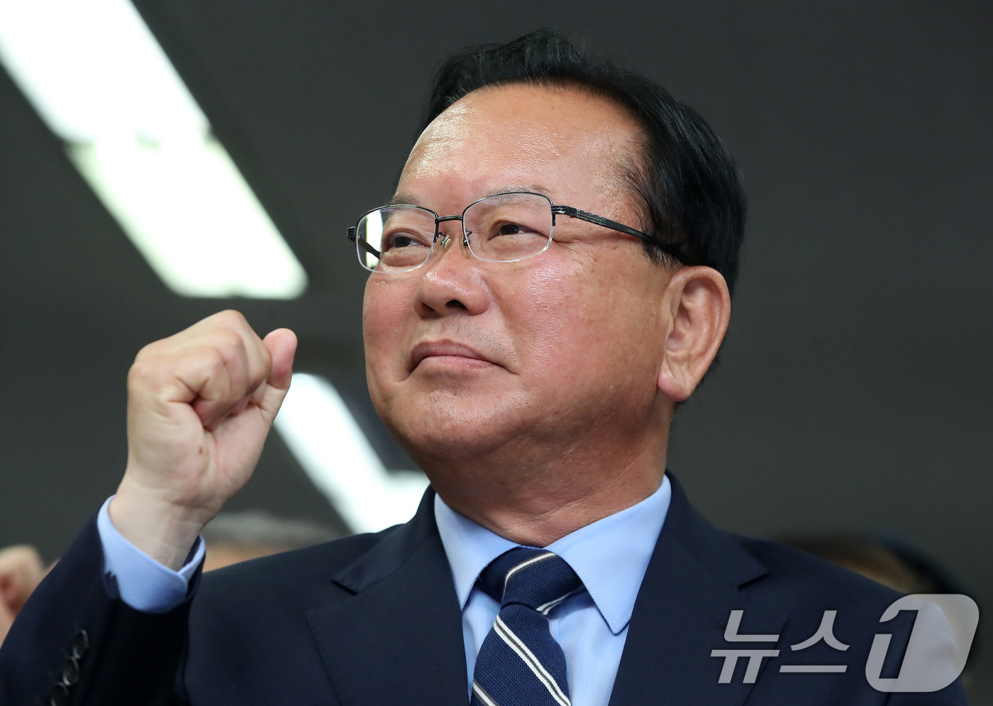(대구=뉴스1) 공정식 기자 = 김부겸 더불어민주당 대구시장 후보가 3일 오후 대구 달서구 선거캠프에서 지지자들과 6·3 지방선거 출구조사 결과를 지켜보며 환호하고 있다. 2026 …