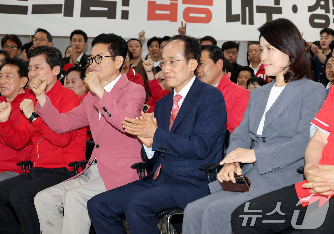 (대구=뉴스1) 신웅수 기자 = 이철우 국민의힘 경북도지사 후보가  3일 대구 수성구 국민의힘 대구광역시당에서 방송3사 출구조사를 보며 환호하고 있다. (공동취재) 2026.6.3 …