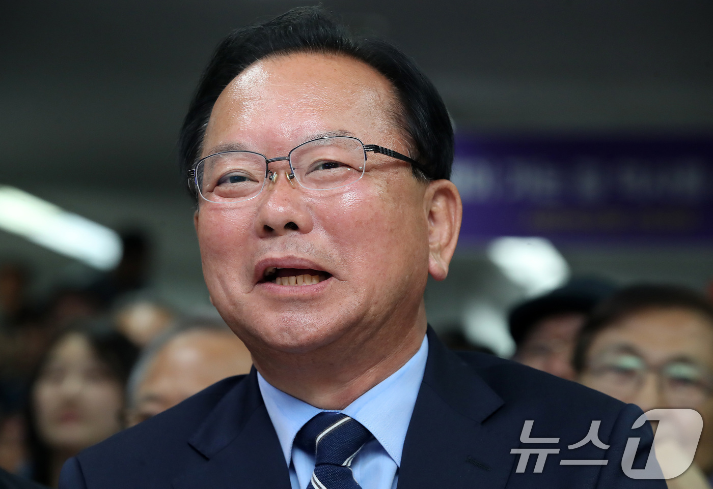(대구=뉴스1) 공정식 기자 = 김부겸 더불어민주당 대구시장 후보가 3일 오후 대구 달서구 선거캠프에서 지지자들과 6·3 지방선거 출구조사 결과를 지켜보며 환호하고 있다. 2026 …