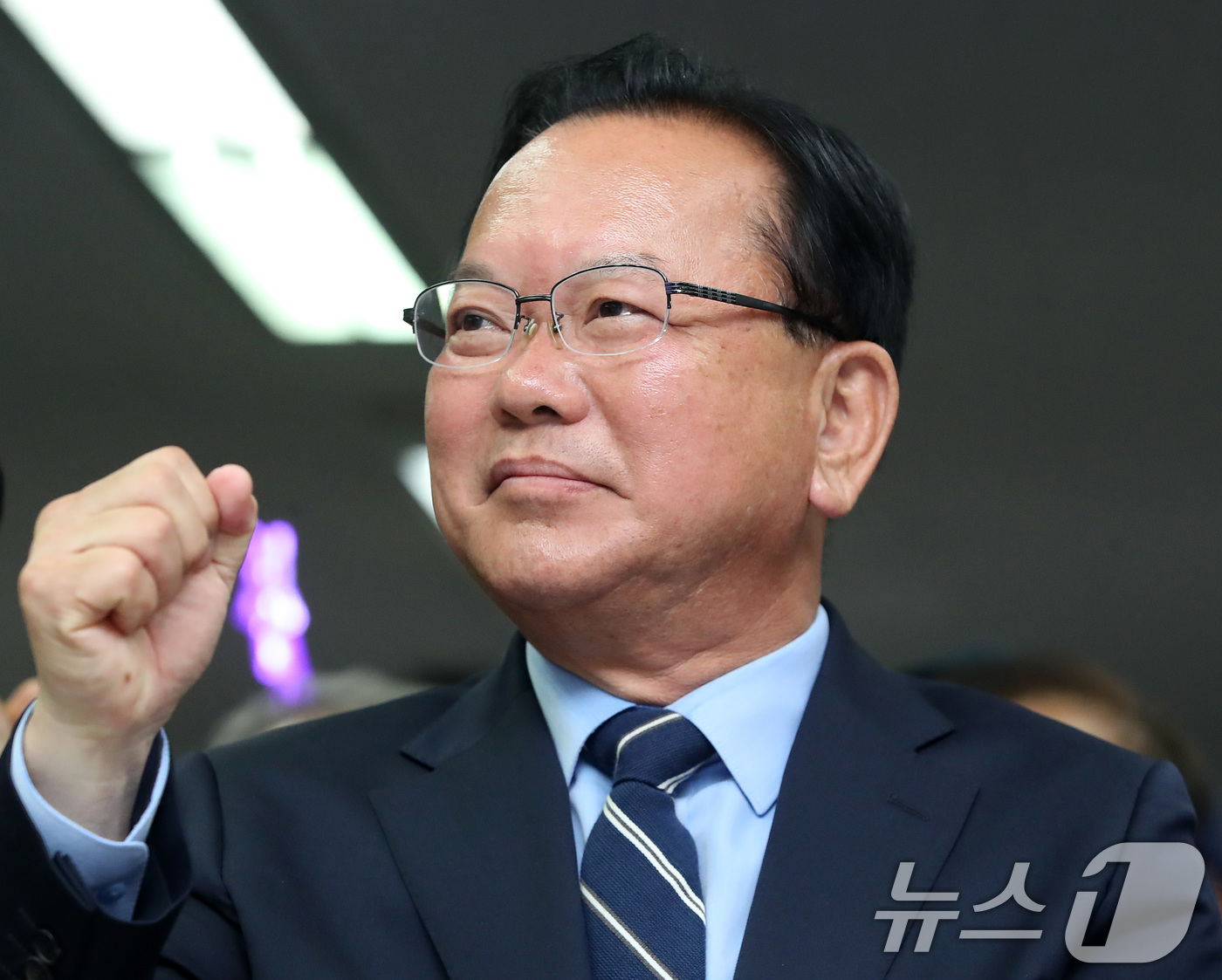(대구=뉴스1) 공정식 기자 = 김부겸 더불어민주당 대구시장 후보가 3일 오후 대구 달서구 선거캠프에서 지지자들과 6·3 지방선거 출구조사 결과를 지켜보며 환호하고 있다. 2026 …