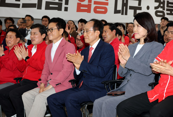 손뼉치는 추경호·이준숙