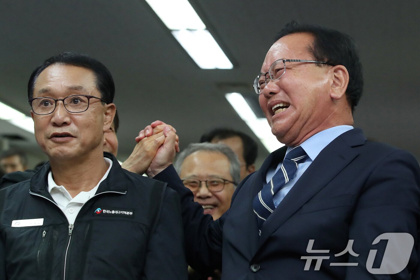본문 이미지 - 김부겸 더불어민주당 대구시장 후보가 3일 오후 대구 달서구 선거캠프에서 지지자들과 6·3 지방선거 출구조사 결과를 지켜보며 환호하고 있다. 2026.6.3 ⓒ 뉴스1 공정식 기자