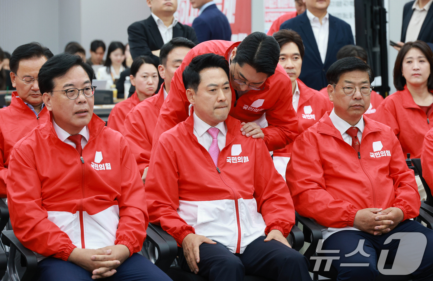 (서울=뉴스1) 황기선 기자 = 장동혁 국민의힘 대표를 비롯한 지도부 및 의원, 당직자들이 3일 오후 서울 여의도 중앙당사에 마련된 개표상황실에서 지방선거 및 국회의원 보궐선거 출 …