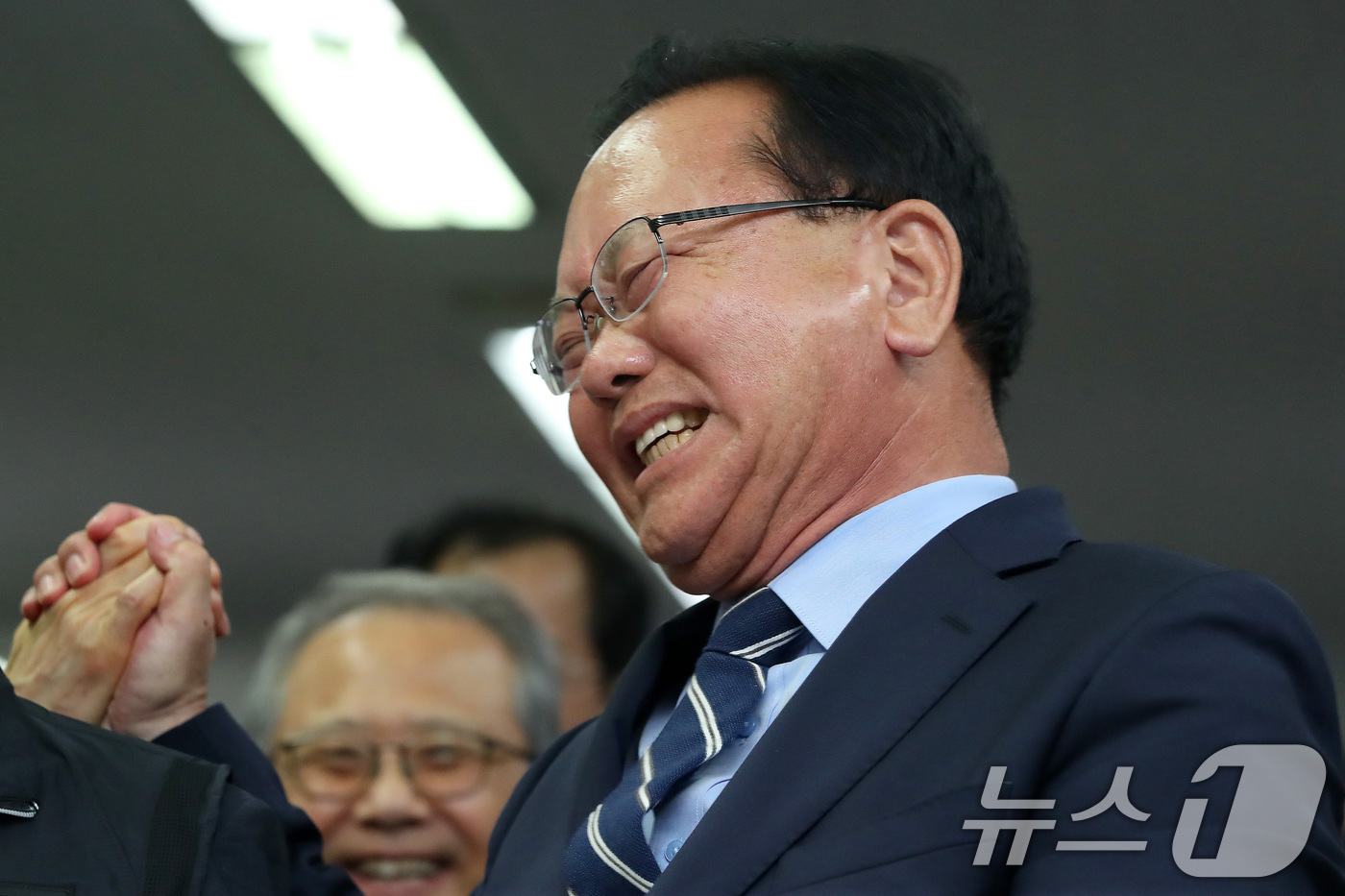 (대구=뉴스1) 공정식 기자 = 김부겸 더불어민주당 대구시장 후보가 3일 오후 대구 달서구 선거캠프에서 지지자들과 6·3 지방선거 출구조사 결과를 지켜보며 환호하고 있다. 2026 …