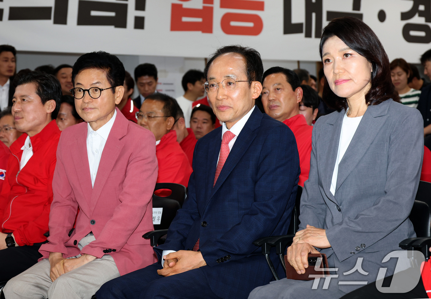 (대구=뉴스1) 신웅수 기자 = 이철우 국민의힘 경북도지사 후보와 추경호 국민의힘 대구시장 후보, 이진숙 대구 달성군 국회의원 후보가 3일 대구 수성구 국민의힘 대구광역시당에서 방 …