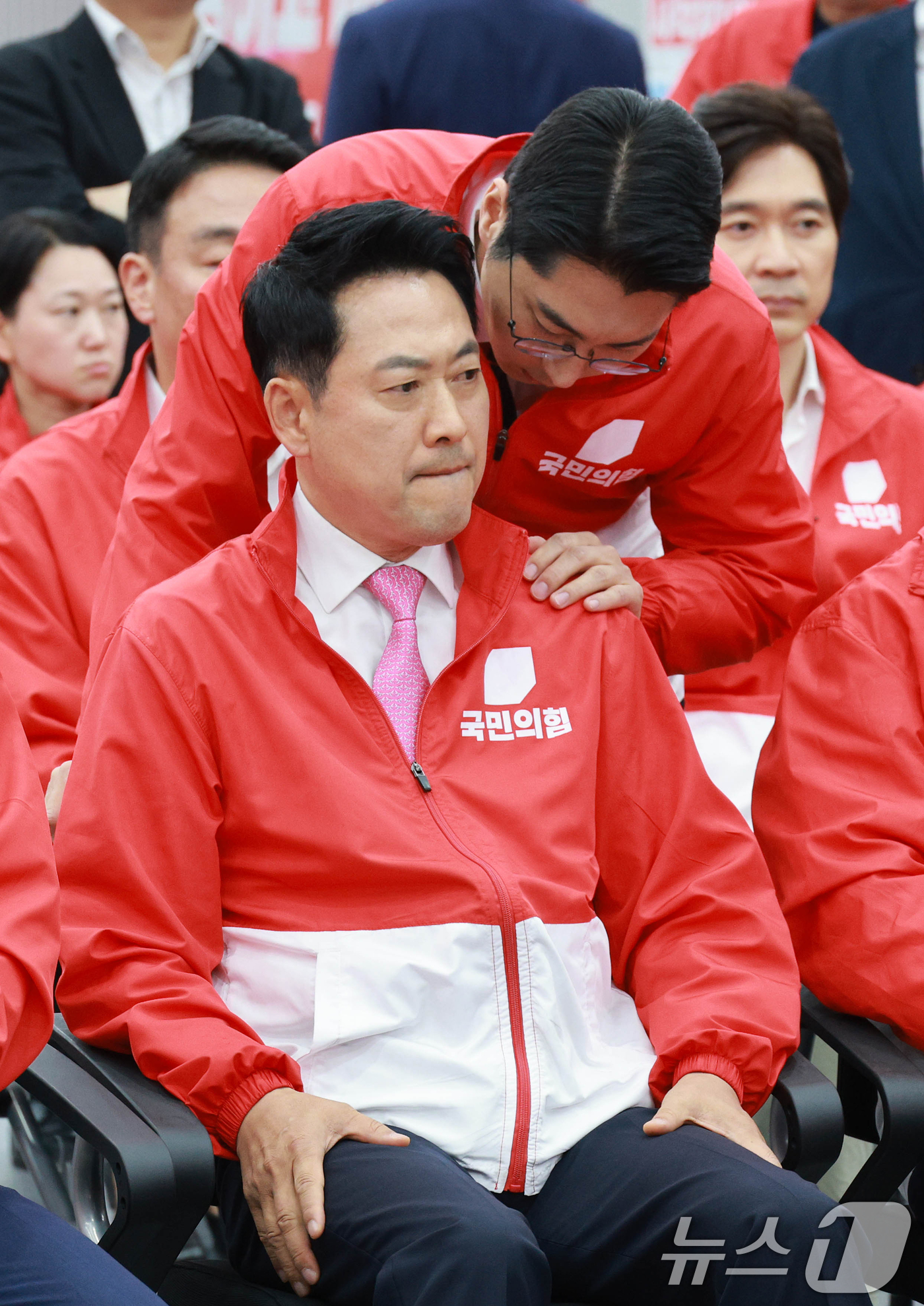 (서울=뉴스1) 황기선 기자 = 장동혁 국민의힘 대표를 비롯한 지도부 및 의원, 당직자들이 3일 오후 서울 여의도 중앙당사에 마련된 개표상황실에서 지방선거 및 국회의원 보궐선거 출 …