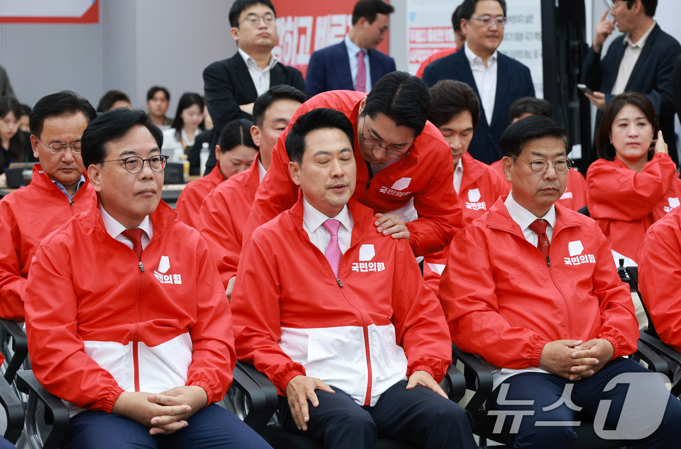 (서울=뉴스1) 황기선 기자 = 장동혁 국민의힘 대표를 비롯한 지도부 및 의원, 당직자들이 3일 오후 서울 여의도 중앙당사에 마련된 개표상황실에서 지방선거 및 국회의원 보궐선거 출 …