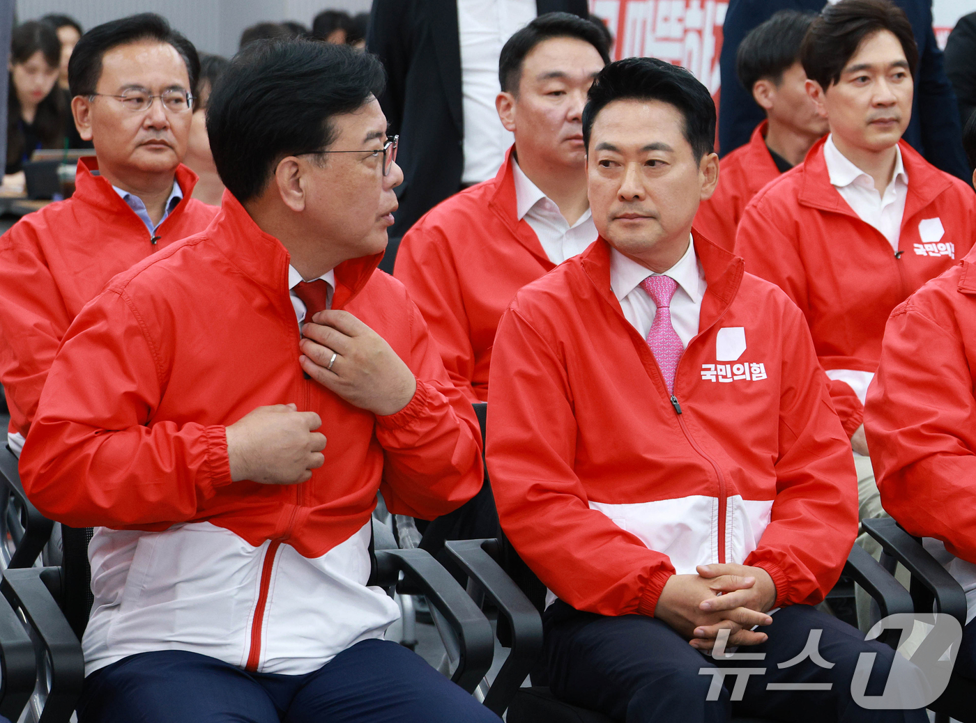 (서울=뉴스1) 황기선 기자 = 장동혁 국민의힘 대표를 비롯한 지도부 및 의원, 당직자들이 3일 오후 서울 여의도 중앙당사에 마련된 개표상황실에서 지방선거 및 국회의원 보궐선거 출 …