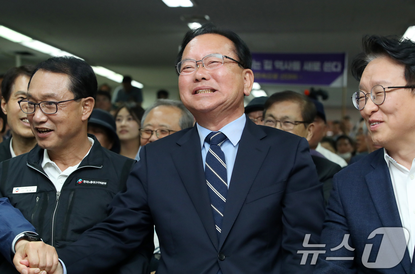 (대구=뉴스1) 공정식 기자 = 김부겸 더불어민주당 대구시장 후보가 3일 오후 대구 달서구 선거캠프에서 지지자들과 6·3 지방선거 출구조사 결과를 지켜보며 환호하고 있다. 2026 …