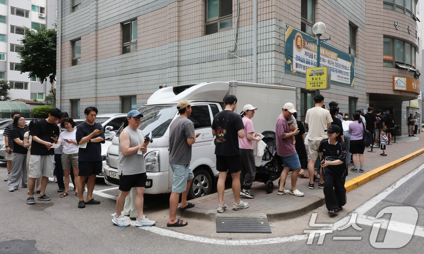 (서울=뉴스1) 김진환 기자 = 제9회 전국동시지방선거일인 3일 서울시 송파구의 가락쌍용 아파트 단지 내에 마련된 가락2동 제3, 7투표소를 찾은 유권자들이 투표용지가 부족한 상황 …