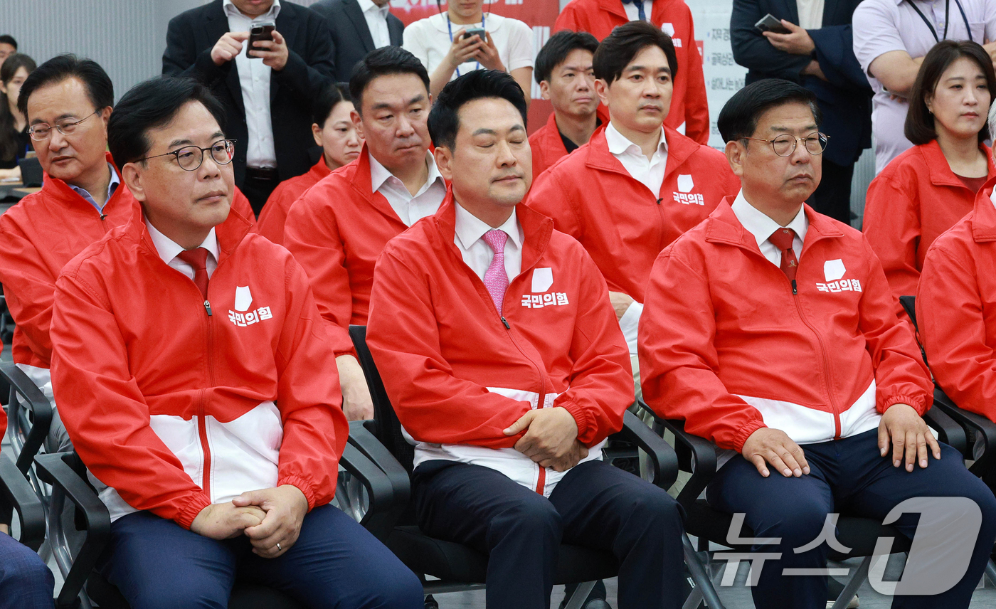 (서울=뉴스1) 황기선 기자 = 장동혁 국민의힘 대표를 비롯한 지도부 및 의원, 당직자들이 3일 오후 서울 여의도 중앙당사에 마련된 개표상황실에서 지방선거 및 국회의원 보궐선거 출 …