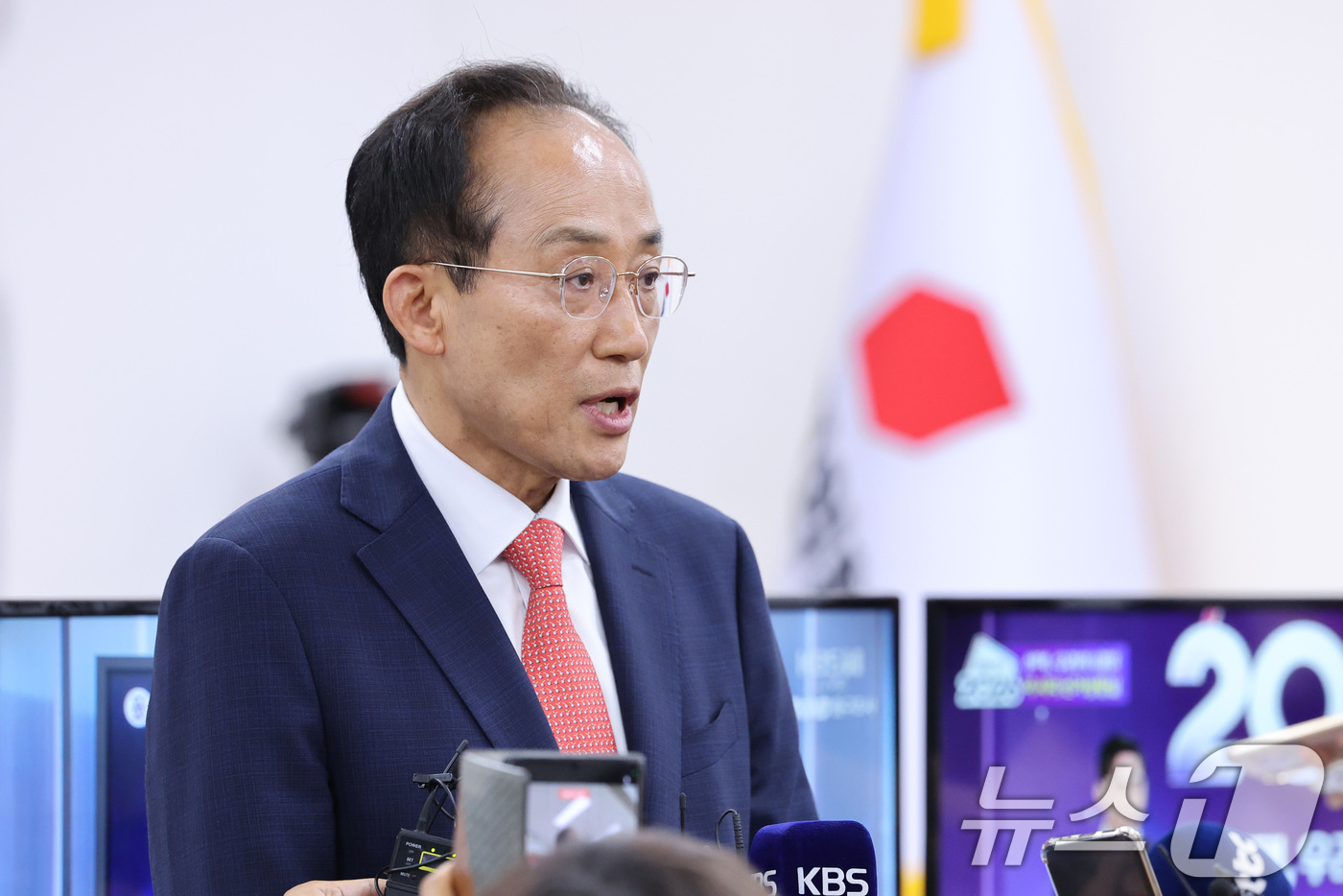 (대구=뉴스1) 신웅수 기자 = 추경호 국민의힘 대구시장 후보가 3일 대구 수성구 국민의힘 대구광역시당에서 방송3사 출구조사를 본 후 취재진의 질의에 답변하고 있다. 2026.6. …