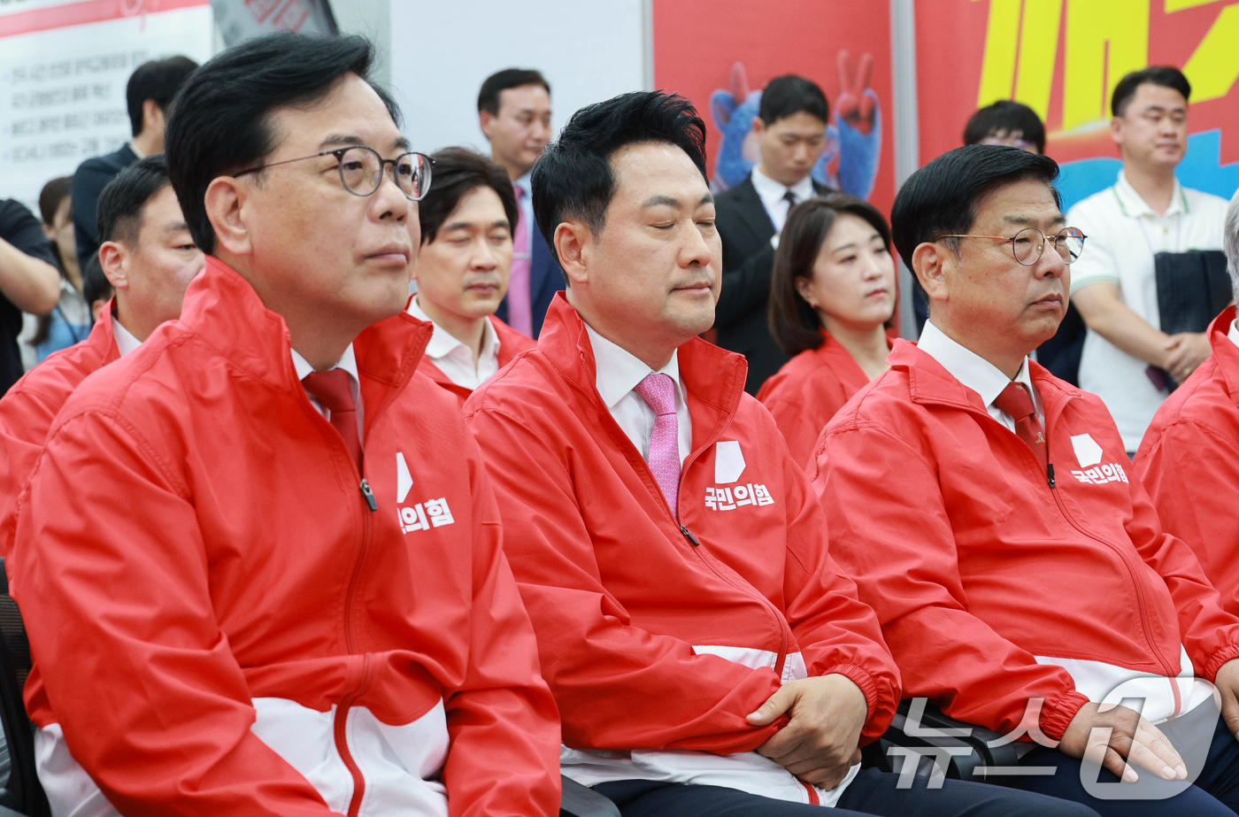 (서울=뉴스1) 황기선 기자 = 장동혁 국민의힘 대표를 비롯한 지도부 및 의원, 당직자들이 3일 오후 서울 여의도 중앙당사에 마련된 개표상황실에서 지방선거 및 국회의원 보궐선거 출 …