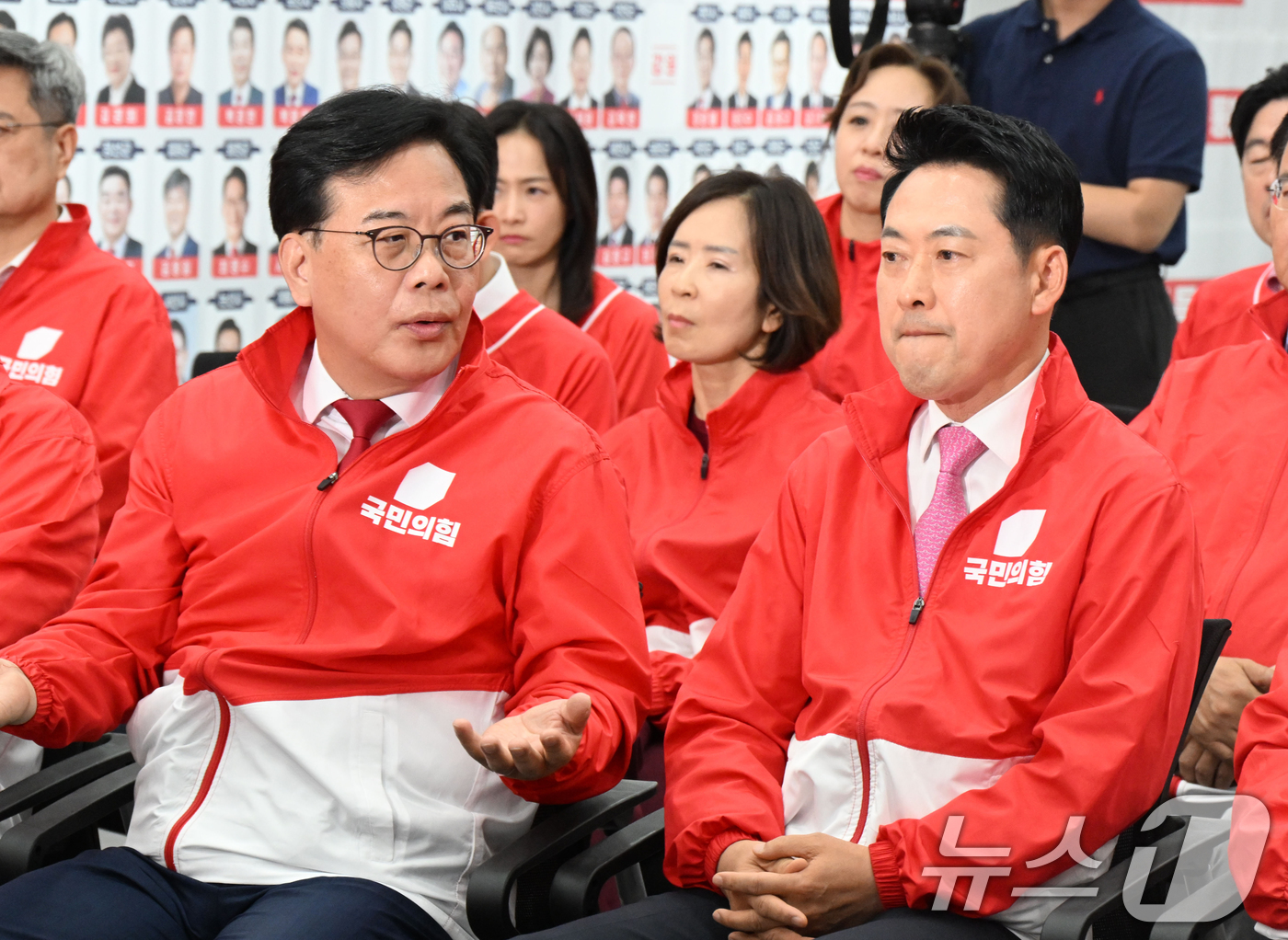 (서울=뉴스1) 황기선 기자 = 장동혁 국민의힘 대표와 송언석 원내대표가 3일 오후 서울 여의도 중앙당사에 마련된 개표상황실에서 지방선거 및 국회의원 보궐선거 출구조사 방송을 지켜 …
