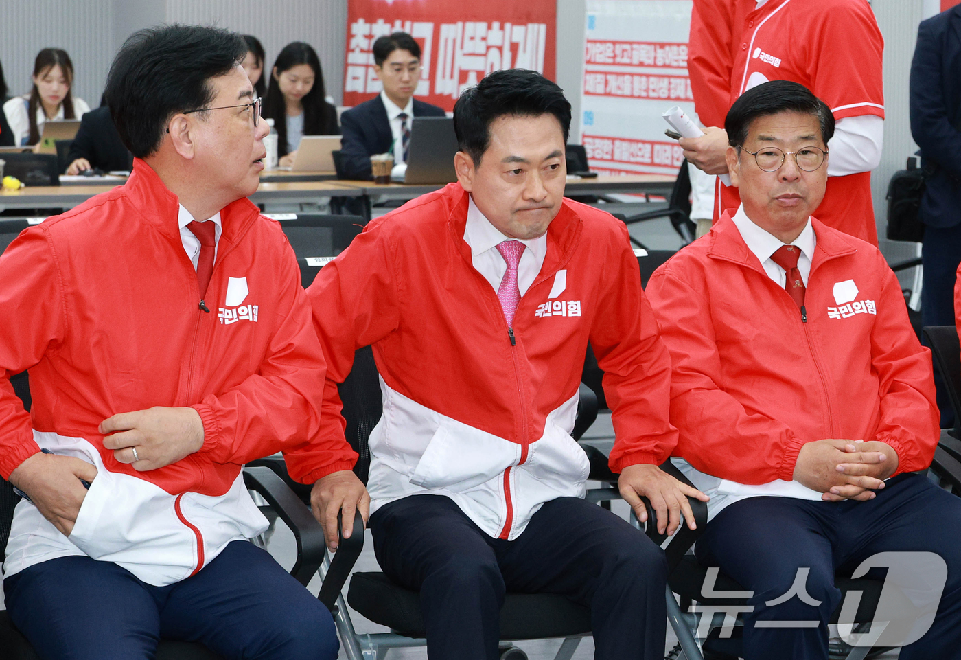 (서울=뉴스1) 황기선 기자 = 장동혁 국민의힘 상임선거대책위원장과 송언석 공동선대위원장이 3일 서울 여의도 당사에 마련된 개표 상황실로 들어서고 있다. (공동취재)  2026.6 …