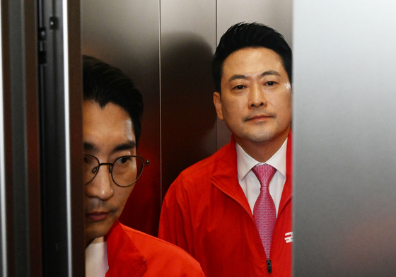 개표상황실 나서는 장동혁 대표