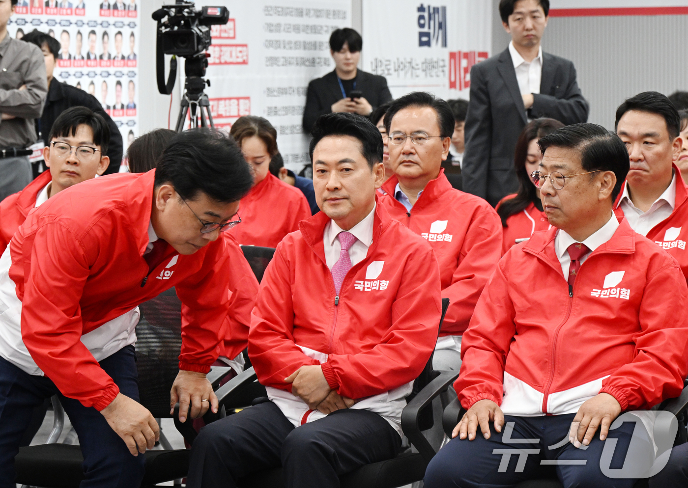 (서울=뉴스1) 황기선 기자 = 장동혁 국민의힘 상임선거대책위원장과 송언석 공동선대위원장 등 당직자들이 3일 서울 여의도 당사에 마련된 개표 상황실에서 제9회 전국동시지방선거 및 …