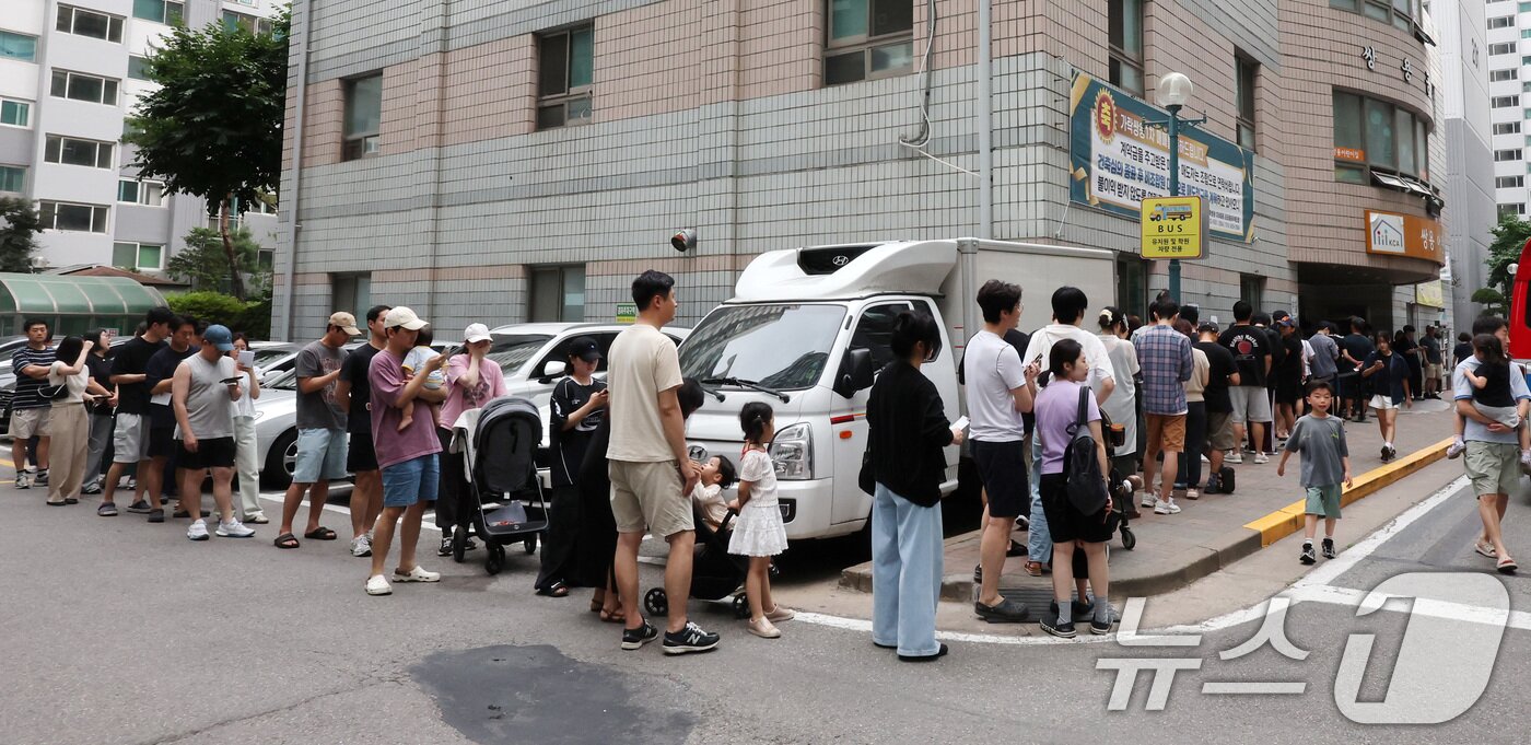본문 이미지 - 제9회 전국동시지방선거일인 3일 서울시 송파구의 가락쌍용 아파트 단지 내에 마련된 가락2동 제3, 7투표소를 찾은 유권자들이 투표용지가 부족한 상황이 해소될 때까지 길게 줄지어 대기하고 있다. 2026.6.3 ⓒ 뉴스1 김진환 기자
