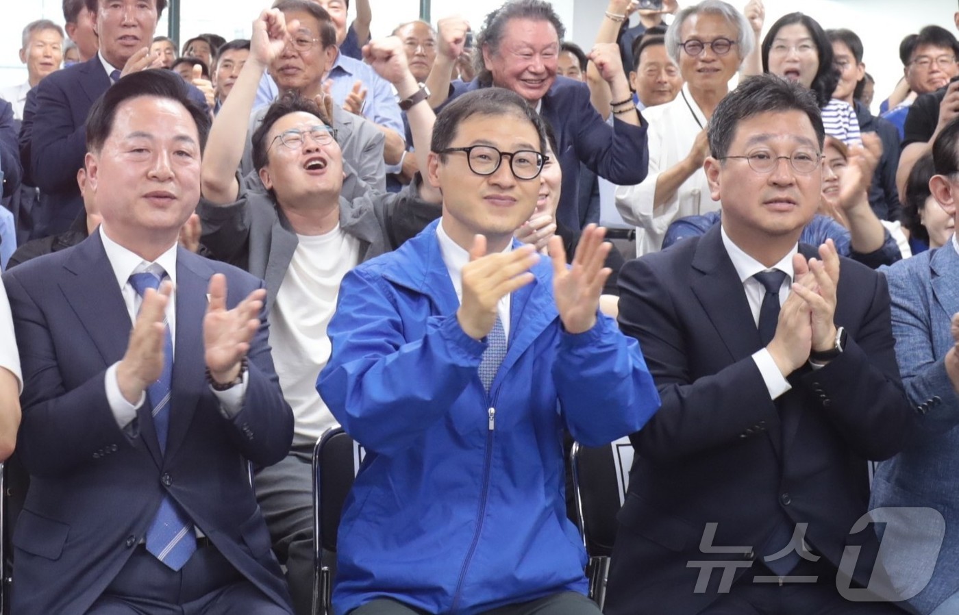 (울산=뉴스1) 김세은 기자 = 김상욱 더불어민주당 울산시장 후보가 3일 울산 남구 선거사무소에서 지지자들과 박수를 치고 있다. 2026.6.3/뉴스1
