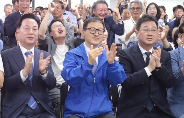 박수치는 김상욱 울산시장 후보