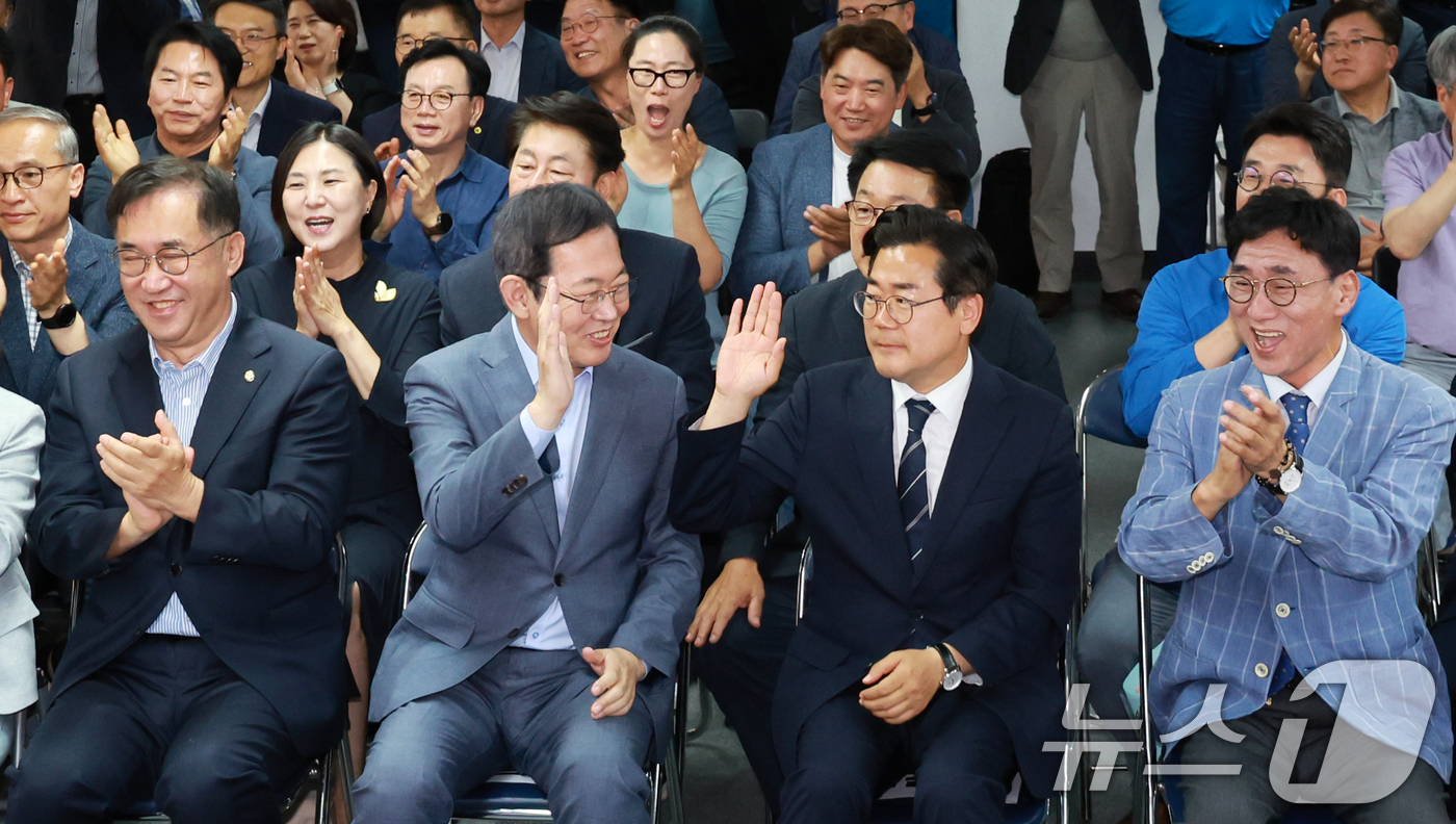 (인천=뉴스1) 이호윤 기자 = 더불어민주당 박찬대 인천시장 후보가 3일 인천 미추홀구 선거사무소에서 출구조사 결과 발표가 나오자 지지자들과 기뻐하고 있다. 2026.6.3/뉴스1 …