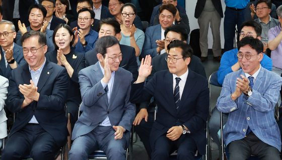 하이파이브 하는 박찬대 후보와 박남춘 선대위원장