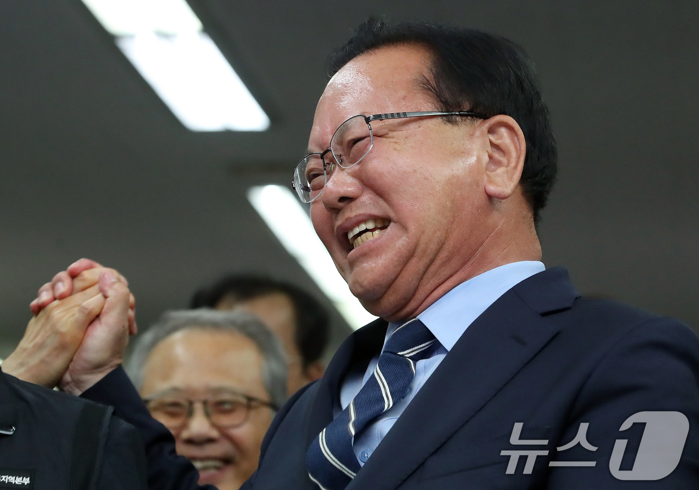 (대구=뉴스1) 공정식 기자 = 김부겸 더불어민주당 대구시장 후보가 3일 오후 대구 달서구 선거캠프에서 지지자들과 6·3 지방선거 출구조사 결과를 지켜보며 환호하고 있다. 2026 …