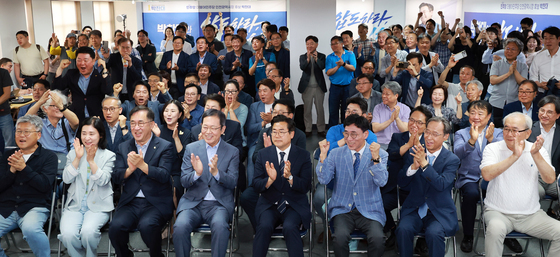 박수 치는 박찬대 후보 선거사무소