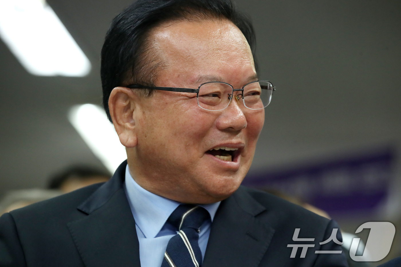 (대구=뉴스1) 공정식 기자 = 김부겸 더불어민주당 대구시장 후보가 3일 오후 대구 달서구 선거캠프에서 지지자들과 6·3 지방선거 출구조사 결과를 지켜보며 환호하고 있다. 2026 …