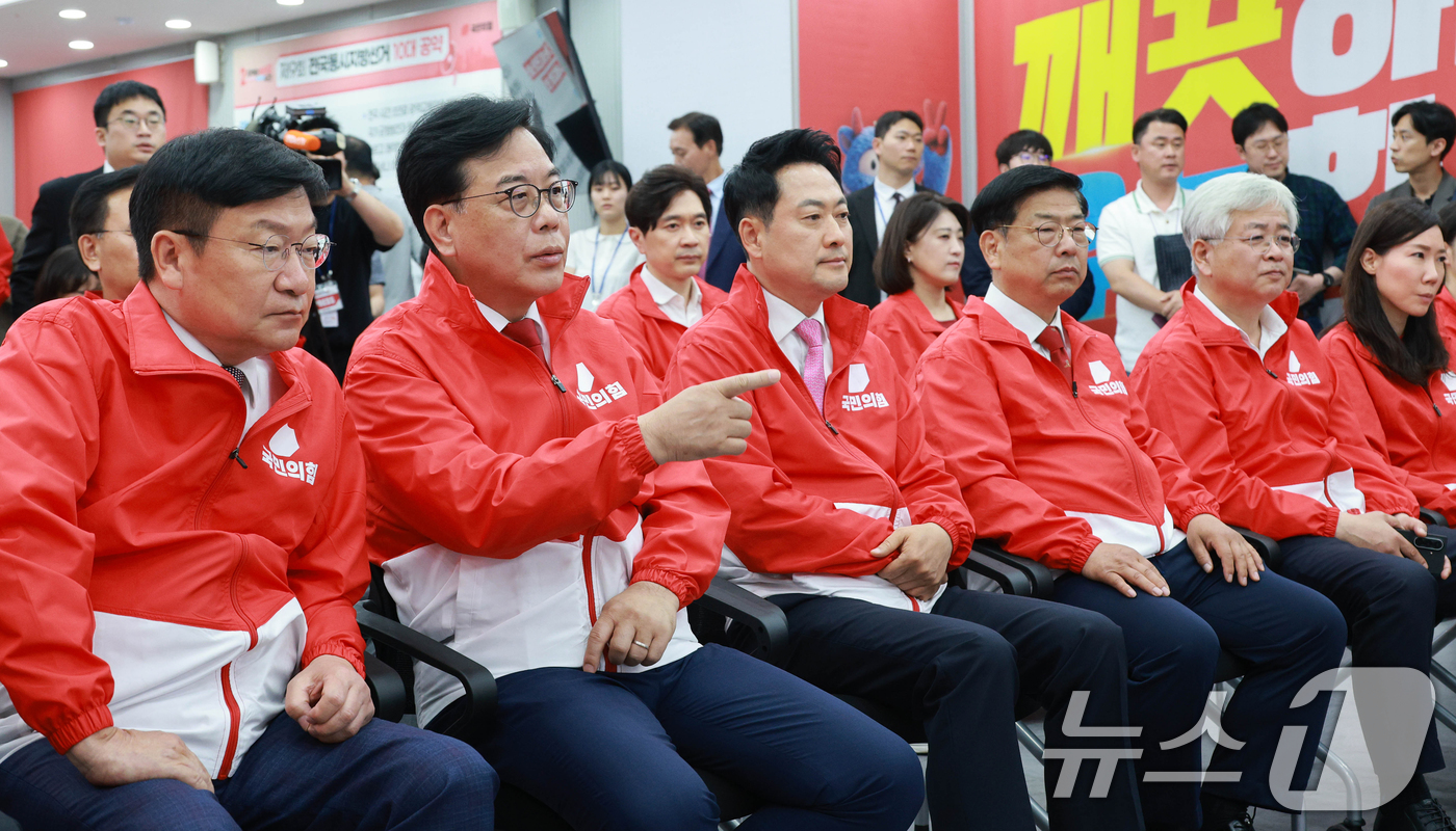 (서울=뉴스1) 황기선 기자 = 장동혁 국민의힘 대표를 비롯한 지도부 및 의원, 당직자들이 3일 오후 서울 여의도 중앙당사에 마련된 개표상황실에서 지방선거 및 국회의원 보궐선거 출 …