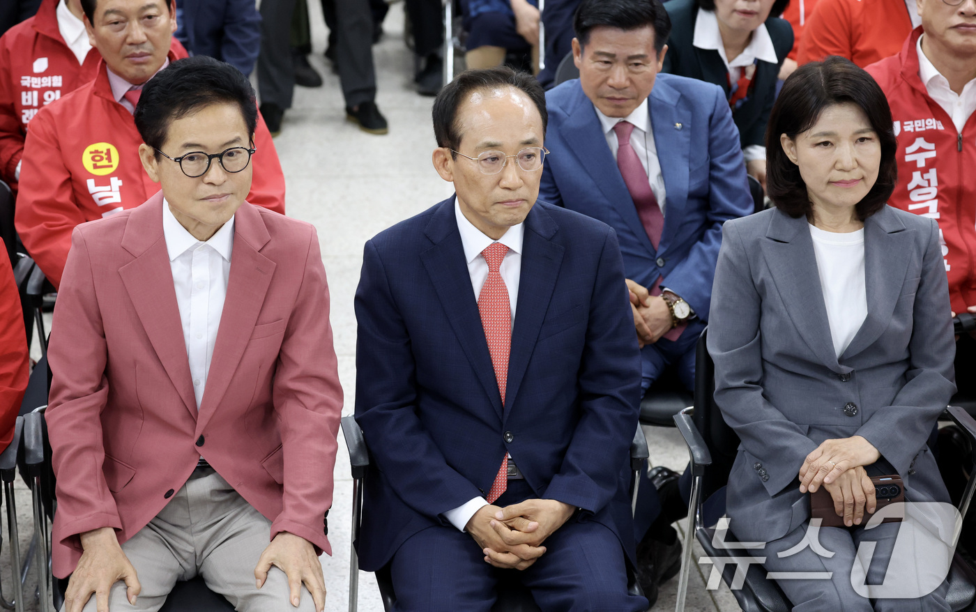 (대구=뉴스1) 신웅수 기자 = 이철우 국민의힘 경북도지사 후보와 추경호 국민의힘 대구시장 후보, 이진숙 대구 달성군 국회의원 후보가 3일 대구 수성구 국민의힘 대구광역시당에서 방 …