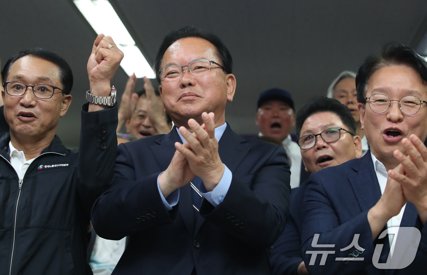(대구=뉴스1) 공정식 기자 = 김부겸 더불어민주당 대구시장 후보가 3일 오후 대구 달서구 선거캠프에서 지지자들과 6·3 지방선거 출구조사 결과를 지켜보며 환호하고 있다. 2026 …