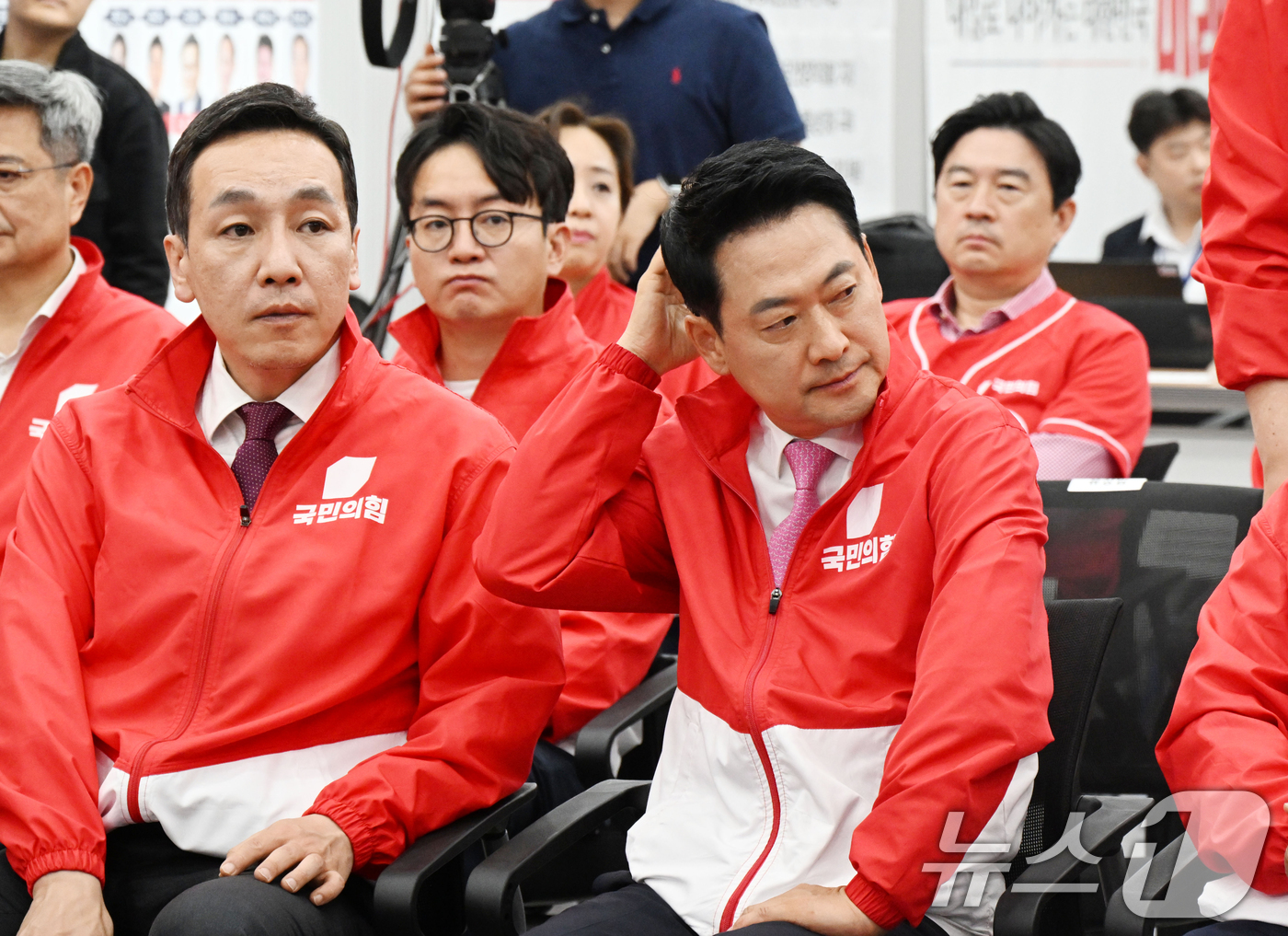 (서울=뉴스1) 황기선 기자 = 장동혁 국민의힘 대표를 비롯한 지도부 및 의원, 당직자들이 3일 오후 서울 여의도 중앙당사에 마련된 개표상황실에서 지방선거 및 국회의원 보궐선거 출 …