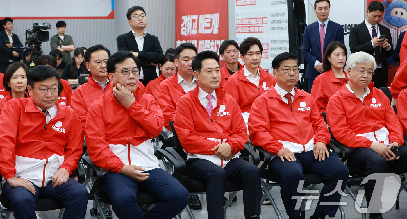 (서울=뉴스1) 황기선 기자 = 장동혁 국민의힘 대표를 비롯한 지도부 및 의원, 당직자들이 3일 오후 서울 여의도 중앙당사에 마련된 개표상황실에서 지방선거 및 국회의원 보궐선거 출 …