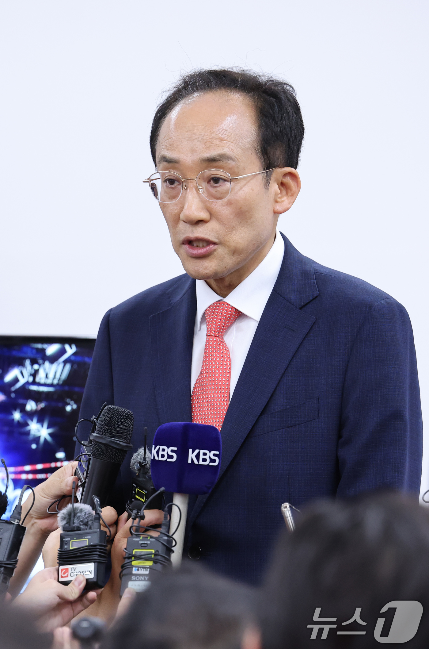 (대구=뉴스1) 신웅수 기자 = 추경호 국민의힘 대구시장 후보가 3일 대구 수성구 국민의힘 대구광역시당에서 방송3사 출구조사를 본 후 취재진의 질의에 답변하고 있다. 2026.6. …