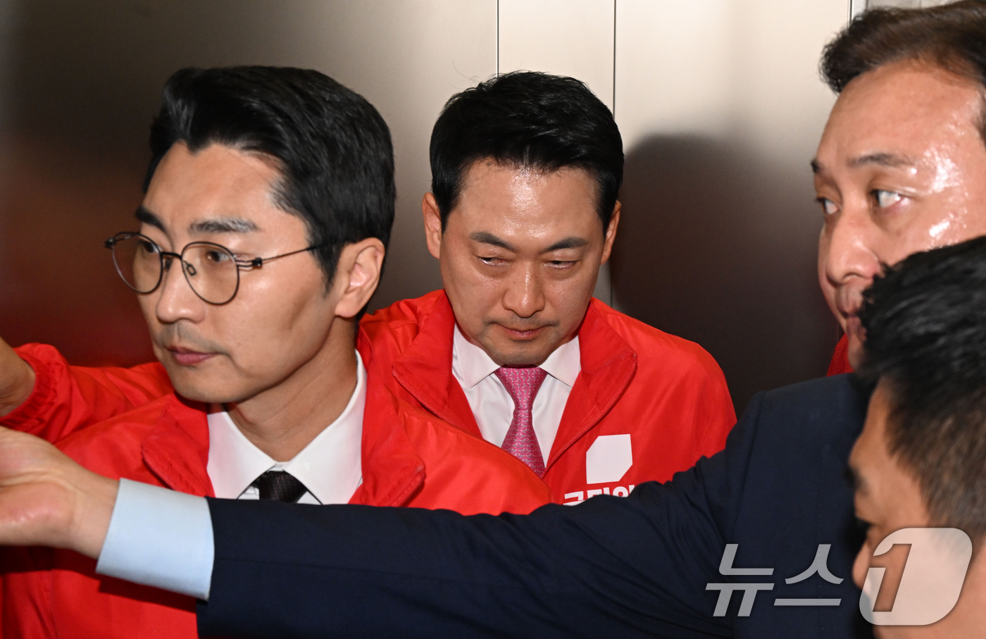 (서울=뉴스1) 황기선 기자 = 장동혁 국민의힘 대표가 3일 서울 여의도 국민의힘 중앙당사에 마련된 개표상황실을 나서고 있다. (공동취재)  2026.6.3/뉴스1