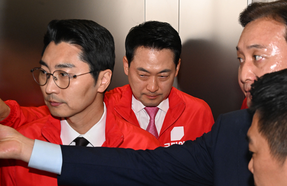 개표상황실 나서는 장동혁 대표