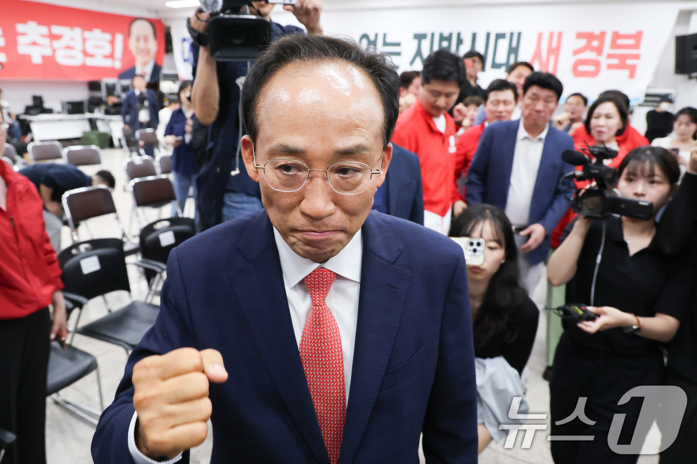 (대구=뉴스1) 신웅수 기자 = 추경호 국민의힘 대구시장 후보가 3일 대구 수성구 국민의힘 대구광역시당에서 방송3사 출구조사를 본 후 건물을 나서고 있다. 2026.6.3/뉴스1