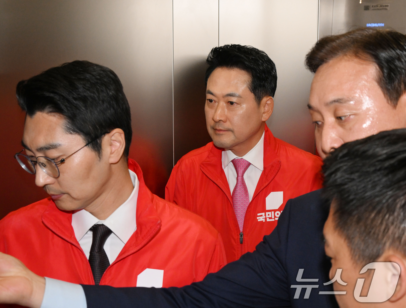 (서울=뉴스1) 황기선 기자 = 장동혁 국민의힘 대표가 3일 서울 여의도 국민의힘 중앙당사에 마련된 개표상황실을 나서고 있다. (공동취재)  2026.6.3/뉴스1
