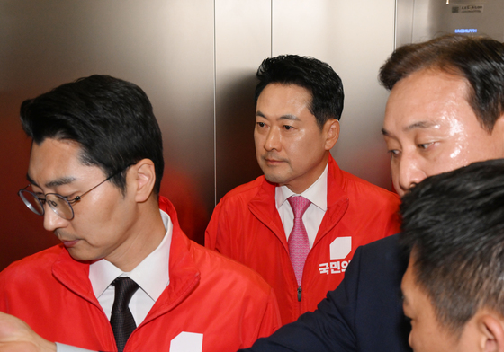 개표상황실 떠나는 장동혁 대표