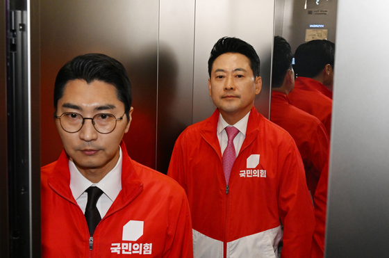 개표상황실 떠나는 장동혁 대표