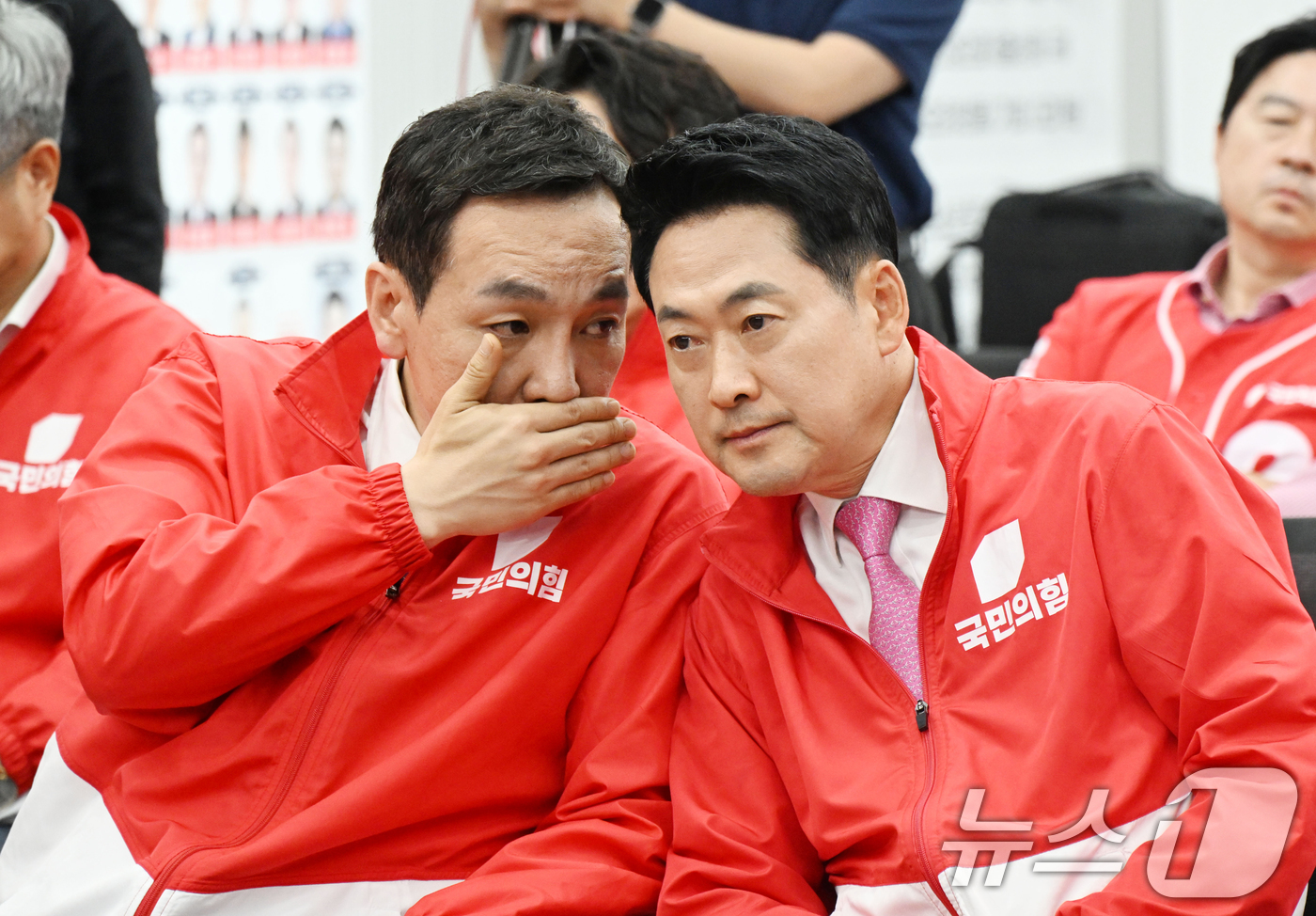 (서울=뉴스1) 국회사진기자단 = 장동혁 국민의힘 대표와 김민수 최고위원이 3일 오후 서울 여의도 중앙당사에 마련된 개표상황실에서 지방선거 및 국회의원 보궐선거 출구조사 방송을 지 …