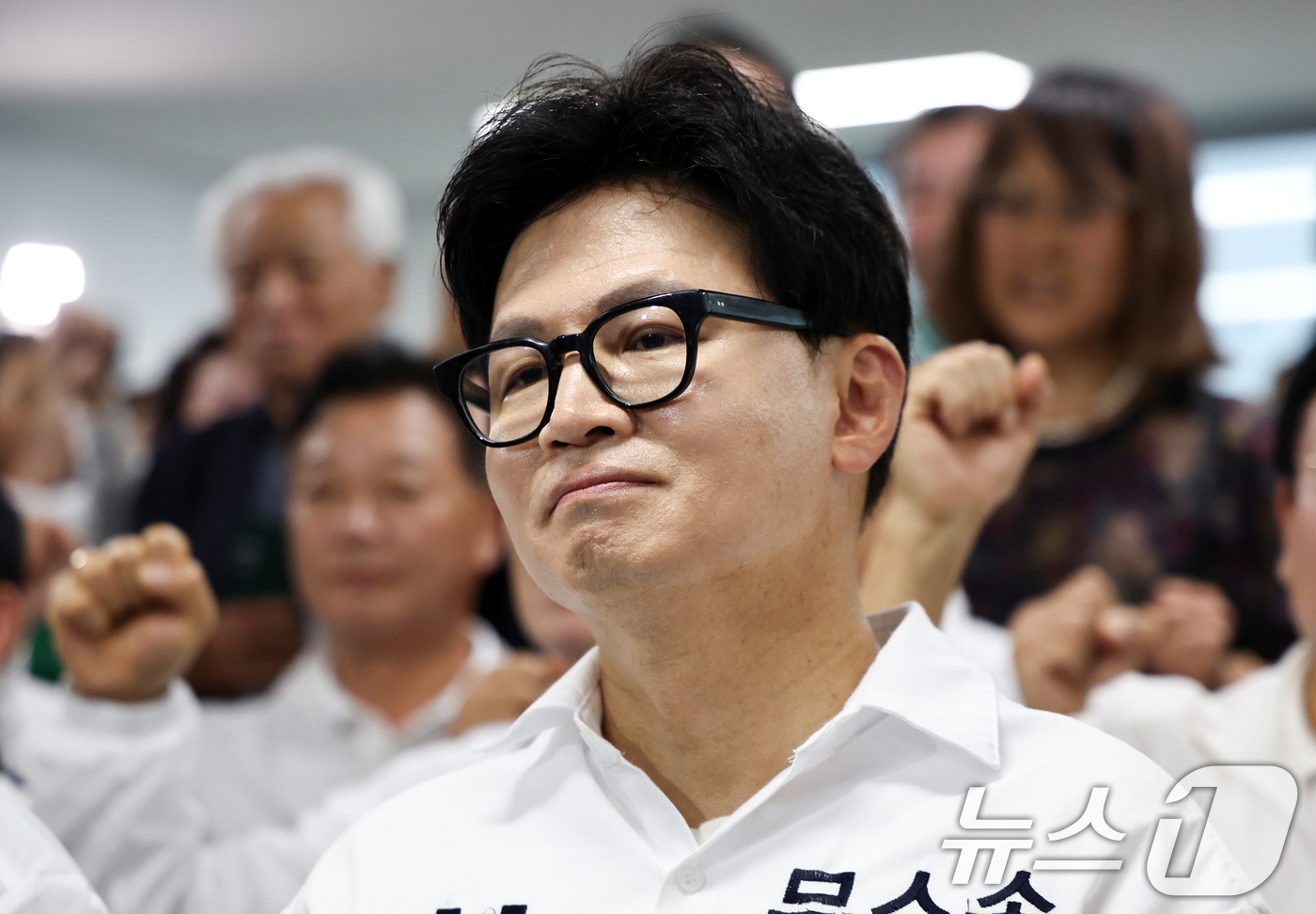 (부산=뉴스1) 최지환 기자 = 한동훈 무소속 부산 북구갑 국회의원 후보가 3일 오후 부산 북구 선거사무소에서 출구조사 결과 발표를 지켜보고 있다. 2026.6.3/뉴스1