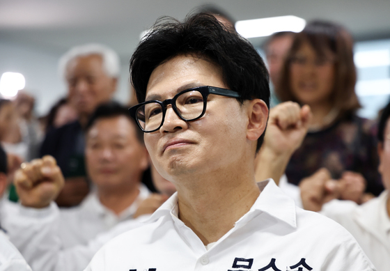 출구조사 결과 지켜보는 한동훈